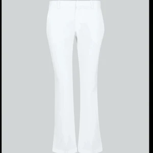 Kostymbyxor - jättefina vita kostymbyxor från bikbok, använda en gång så dom är i nyskick! 