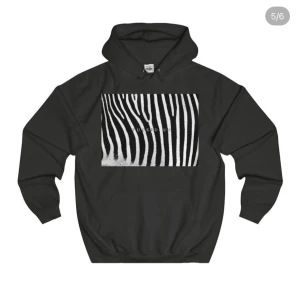 HOODIE ZEBRA - Säljer denna hoodien från the cool elephant i storlek XS då den inte längre kommer till användning. 