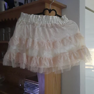 Kawaii gräddvit kjol med spets! - Storlek; SMALL