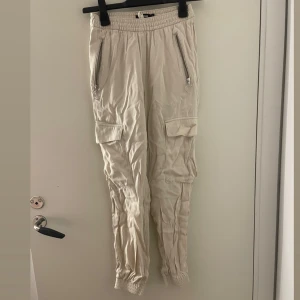 Beiga cargobyxor - Snygga och coola cargobyxor i ett väldigt skönt material! Bra skick!