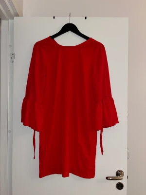 Röd klänning  - Röd klänning 