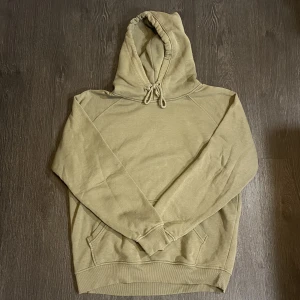 hoodie🌱 - en hoodie i militärgrön färg!