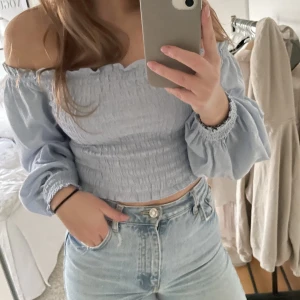 Ljus blå off-shoulder topp - Ljusblå off-shoulder topp med långa ärmar. Går även att ha ärmarna uppe på axlarna💙