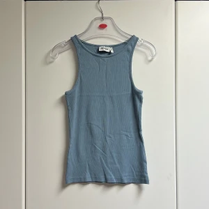 Blått linne från weekday - Ribbat linne från weekday 🌊Muted och cooltone blå 💙🩵 Stretchigt material som samtidigt känns av bra kvalite 😇Utmärkt skick! 