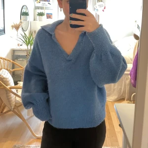 Tröja  - Blå stickad tröja från ASOS. Använd ett fåtal gånger. Mysig nu till hösten och vintern 🩵💙