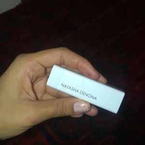 Natasha denona  - Läppstift från natasha denona i färgen nude Använt och väldigt fint färg samt luktar väldigt gott sitter hela dagen.  Nypris 319kr säljer för 150kr 