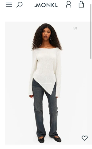 Asymmetrisk cremevit ribbad stickad tröja S - Från Monki, oanvänd tröja i storlek S. Originalpris 299. Ribbad mjuk topp i stickat material med lång ärm och båtringning, slitsar i ärmslut och asymmetrisk nederkant. Lös passform. Lång ärm. Asymmetrisk nederkant. Fin babylock nederkant.  