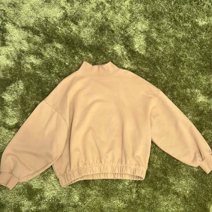 brun tjocktröja - Brun tjocktröja från Bikbok i storlek M. Nästan aldrig använt den. Väldigt mjuk och bra kvalite! 