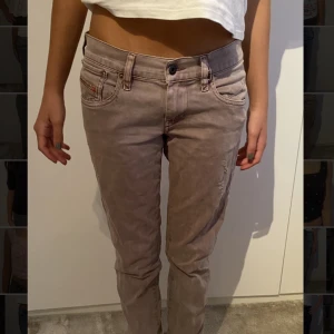 Diesel jeans - Säljer dessa så coola lågmidjade diesel jeans som har en så cool och unik färg. Både snyggt att ha på sig lite baggy men även om de sitter lite tajtare. Älskar och så perfekt att klä upp på helger eller ha som ett coolt plagg till skolan :))