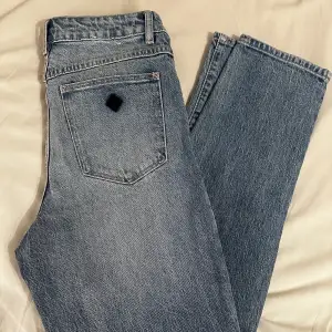 Oanvända blåa jeans från Abrand. Storleken syns på sista bilden. Nypris låg på 1200 kr. Skriv vid funderingar eller för fler bilder ❣️