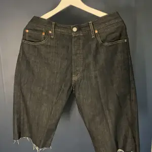 Jag klippte levis 501 jeans till jorts, annars är dem som helt nya