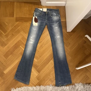 Lågmidjade jeans - ”Ettiketerna” är kvar på jeansen, så i helt nyskick och de är så sjukt snygga men tyvärr är jeansen för små för mig så måste sälja de. Midjan tvärs över är cirka 35/36cm och innerben cirka 85cm!❤️