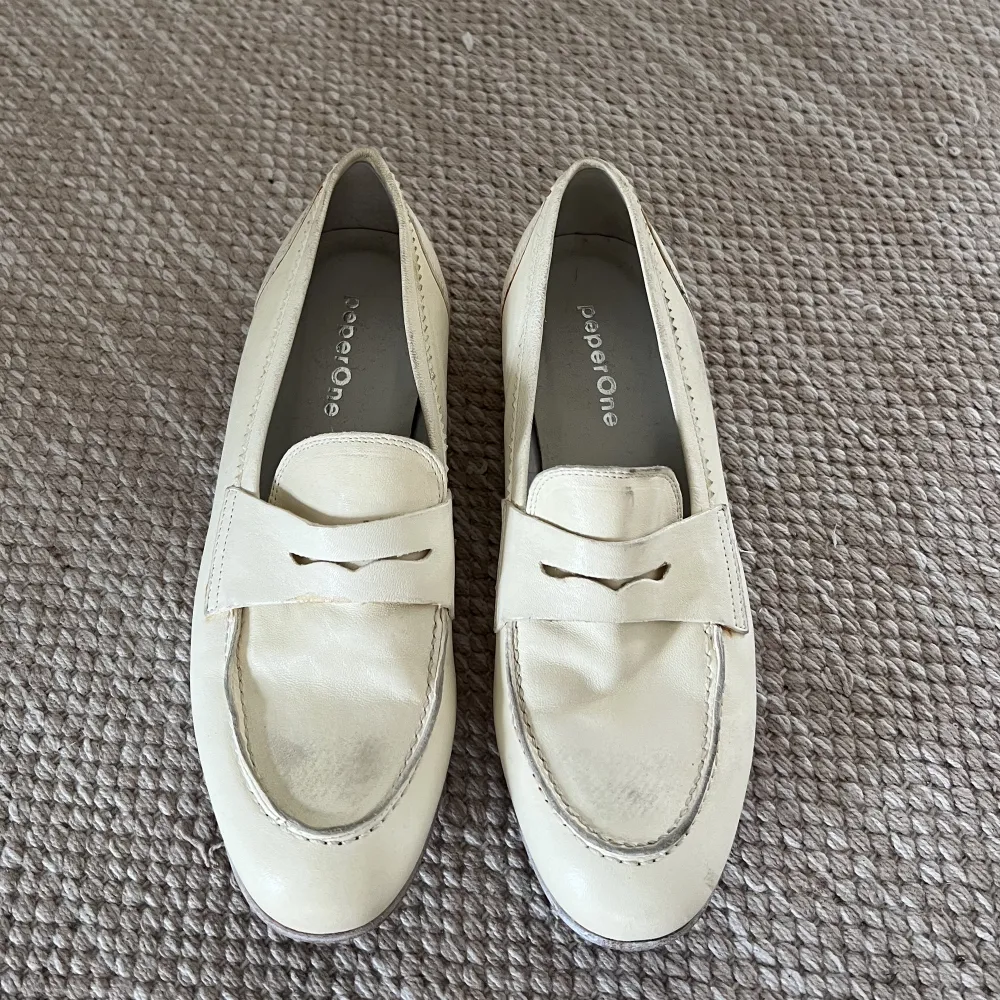 Beiga loafers från en vintagebutik i Italien. Ursprungligen från Vero Cuoio. Lite slitna. Skor.