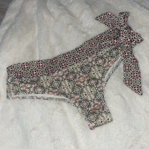 Oddmolly bikiniunderdel - Strl 1 Oanvänd bikini från Odd Molly Går att knyta som man vill vid sidan. Var för liten vid inköp så aldrig använt. Köpt för 299kr säljer för 180kr. Pris går att diskutera!💕