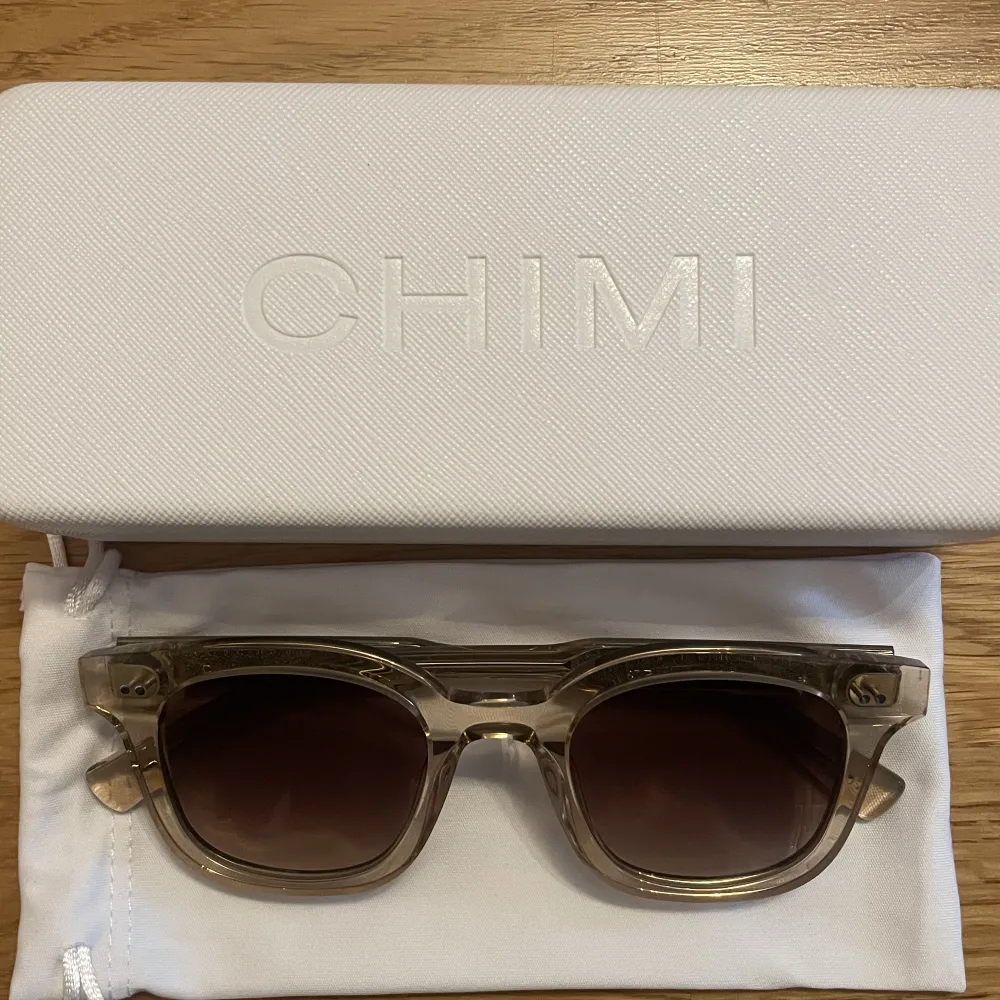 Säljer nästan helt nya CHIMI solglasögon 02 Ecru, använda 1-2 gånger. Inga skador eller tecken på användning. Nypris är 1250kr. Allt är med, påse till solglasögonen, fodral samt helt ny inplastad torktrasa. Köparen står för frakt, kan mötas i Stockholm C🥰. Accessoarer.