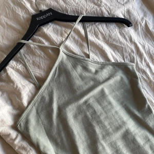 Klänning  - Hej, säljer en grön klänning ifrån H&M , använd få gånger så ny skick. Sjukt fin 