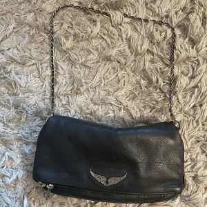 Zadig & Voltaire väska  - Säljer min Zadig & Voltaire väska. Väskan är använd och metallen har blivit missfärgad på vissa ställen, annars är den i fint skick. Båda kedjorna medföljer ( en längre och en kortare). 