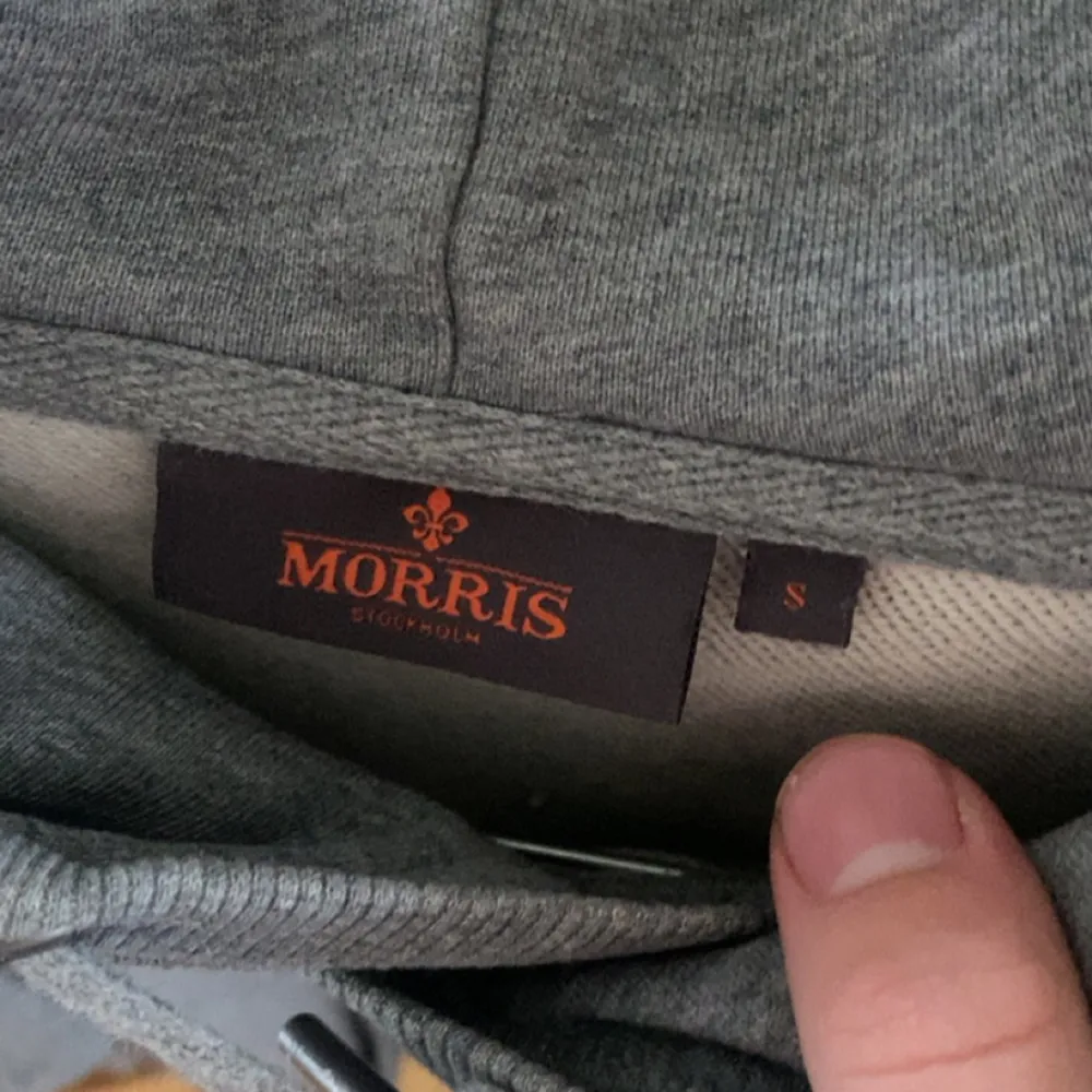 Säljer denna snygga och sköna hoodie från Morris. Strlk S, nypris 1600 mitt pris 400. Priset är Diskuterbart . Tröjor & Koftor.
