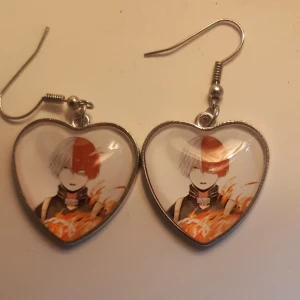 Shoto Todoroki errings - Im selling beacuse i lost intrest in the serie and im not a big fan of big earrings. The errings are in great quality and has only been used once wihle tying them on. Contact me if u have any questions! 