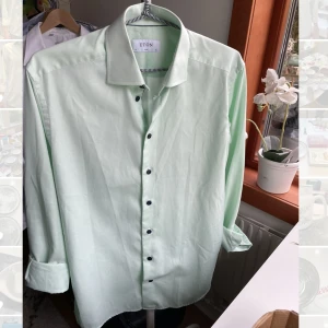 Grön Eton skjorta  - Skjorta från Eton i fint skick. Storlek 39/M 