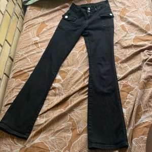 Low waist “jeans” - Säljer mina byxor som jag inte använder längre, dom ser bra ut och passar mig perfekt som är 163cm ny pris 300. Byxorna är jätte stretchiga men ändå tunn material 