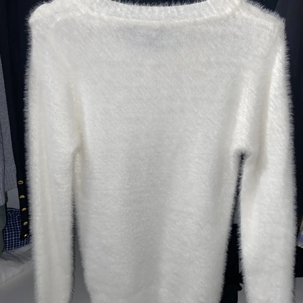 Fin fluffig tröja i nyskick, aldrig använd💗 Står att den är strl M/L men den är väldigt liten i storleken så jag skulle säga att den mer är en XS/S😊 169 kr + frakt. Stickat.