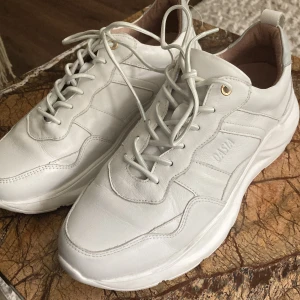 Vita sneakers från Dasia!💗 - Vita lädersneakers från Dasia i jättebra skick! Har varit använda bara en gång därför säljer jag💕 Lätta och bekväma💗