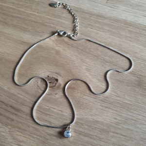 Halsband med sten  - Guldfärgad kortare kedja med litem sten 