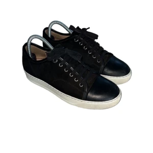 Lanvin suede sneakers  - Lanvin suede sneakers Storlek: UK 5 (större i storlek) Cond: 7,5/10 (skador på toe) Pris:  1350:-  Skriv pm för mer information 