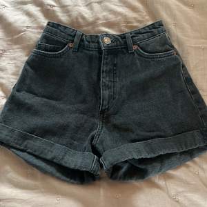 Svarta shorts i Storlek 24 från Monki.  