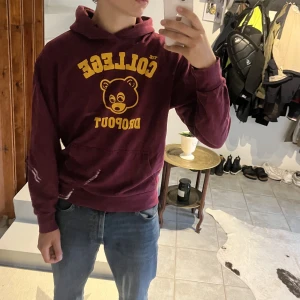 Kanye West College Dropout hoodie - Säljer denna svincoola ”College Dropout” merchen från Kanye West. Jättenajs tröja men får inte användning för den. 