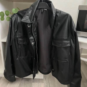 Skinnjacka - Skinnjacka i boxig modell. 