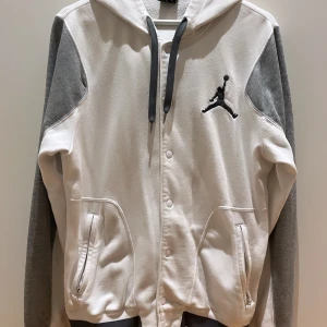 jordan hoodie  - nike air jordan varsity hoodie. kan även användas som tunnare jacka. använd men bra skick. oversized fit