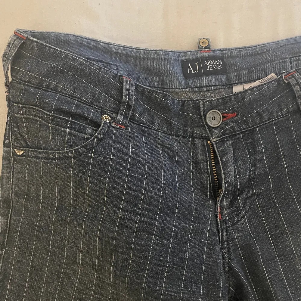 Säljer nu mina Armani jeans som är low waist ock bootcut. Man kan justera midjan där bak💕. Jeans & Byxor.