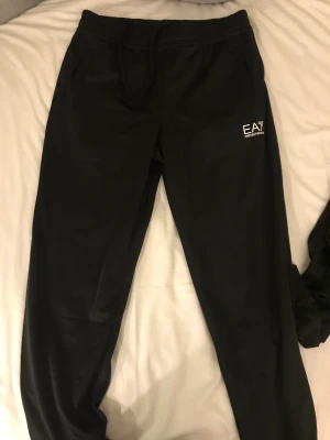 Armani Byxor till salu - Säljer mina Emporio Armini byxor då jag inte tyckte att de passade min klädstil. Köpte den väldigt nyligen på NK och skicket är 10/10 då de bara har varit använda 2 gånger. Skönt material. Vill få det sålt så snabbt som möjligt. Priset kan diskuteras