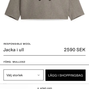 Arket kappa  - Arket kappa inköpt i vintras, använd 1 gång. Storlek 34 men stor i modellen. Nypris 2590kr.