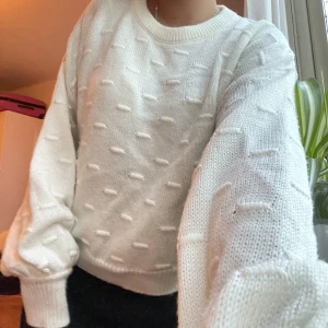 Vit stickad tröja  - Vit stickad tröja från NA-KD i fint skick! Säljer då den inte kmr till användning längre! Strl xs men sitter bra på mig som vanligtvis har S🥰 köptes för 349kr!