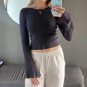 Stickad tröja - Stickad tröja från Bikbok med vida ärmar. Tröjan är i storlek xs! 