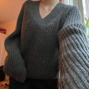 Mörkgrå stickad tröja  - Så varm och skön stickad tröja från HM! Sparsamt använd så därav i jättefint skick! Storlek XS men passar bra på mig som vanligtvis har S🥰 nypris 300!