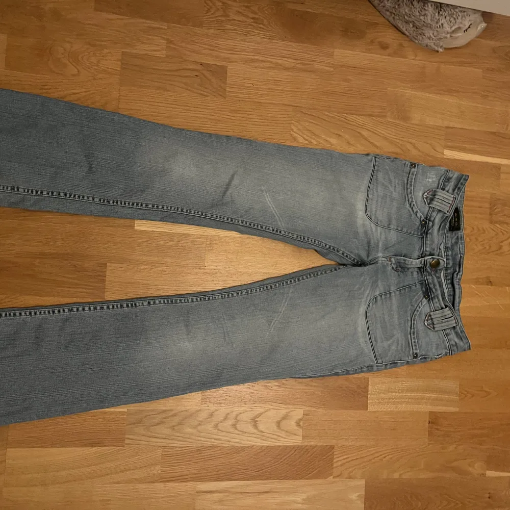 Jättefina bootcut, lågmidjade lee jeans 💗 midjemåttet tvärs över är ca 38cm och innerbennslängden ca 78cm! De passar i längden på mig som är ungefär 169! Har inga bilder på eftersom de inte passar!💞. Jeans & Byxor.