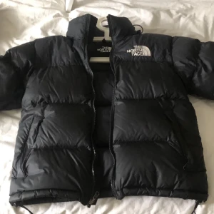 The north face jacka - Säljer min north face jacka som endast är använd fåtal gånger nu i vintras. Perfekt nu till nästa höst och vinter. Inga defekter, helt i nyskick! Storlek XS men passar även en S.