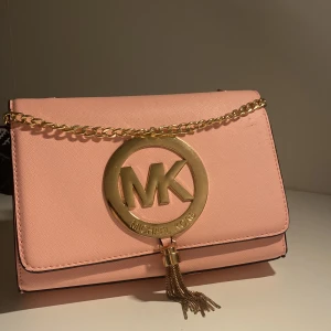 rosa michael kors väska🩷 - säljer den pg av att den legat i mitt rum i flera år och aldrig kommit till användning, inga större skador då väskan nästan är i nyskick🩷