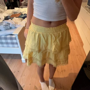 Volangkjol - Säljer denna gulliga volangkjol ifrån shein i fint skick. Vackra broderier i slutet av varor volang och sitter bra i midjan. Kjolen är i xs men passar även bra på mig som bär S mestadels. Tryck på köp nu!💛