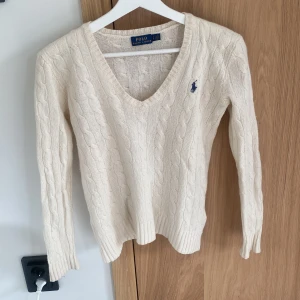 Polo tröja - En fin polo tröja som nästan inte är använd. Den är i storlek xs men passar även s. Köpt för typ 1500 säljer för ca 500 kr eller mer