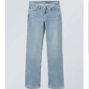 slutsålda jeans från weeday i färgen Verona Blue och modellen twig. Nypris 500kr