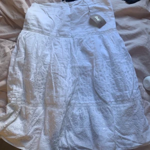 Långkjol - Vit långkjol som är för stor för mig