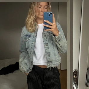 Jeansjacka Zara - Jeansjacka från Zara med målning på ryggen! så cool och perfekt ull hösten💓