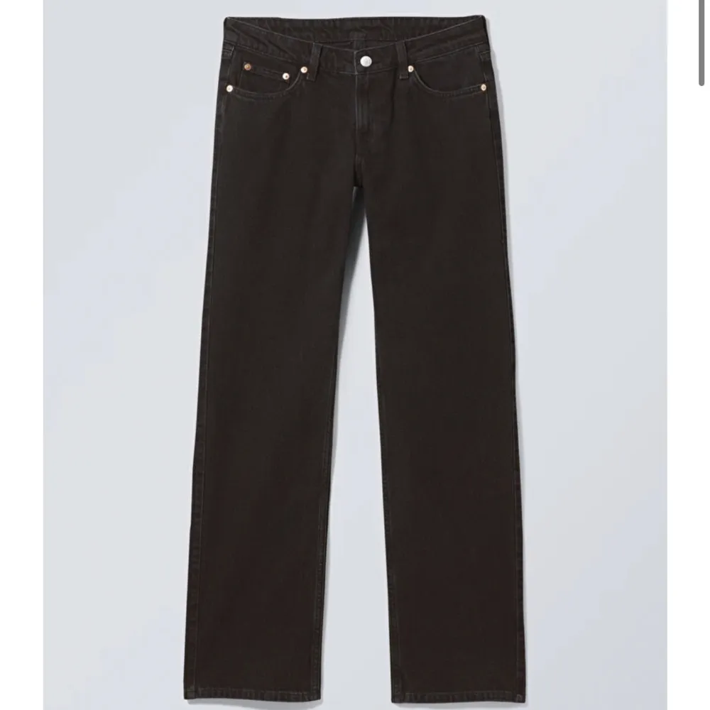 Jeans från weekday i modellen ”Arrow Low Straight Jeans”. De är knappt använda och i bra skick. . Jeans & Byxor.