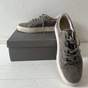 Säljer dessa gråa vagabond skor som är använda endast 2 ggr. Storlek 43.Tveka inte att höra av dig vid minsta fundering! 😃