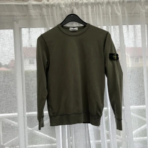 Stone island sweatshirt - Sparsamt använd Stone Island  i fint skick köpt på NK. Stl 12/156 Kan mötas upp i Göteborg/Kungälv